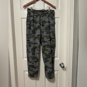 Lululemon keep moving pant 7/8 high rise size 8 euc